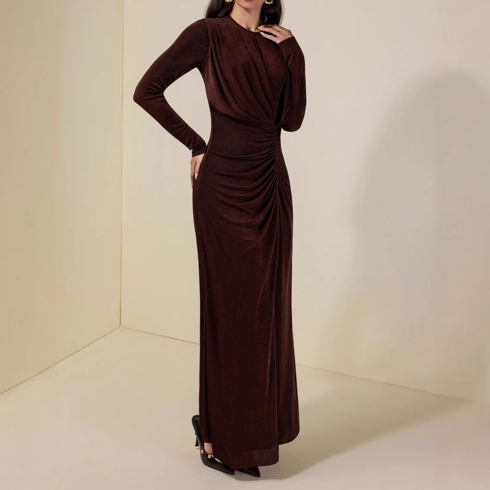 Round-neck long-sleeved pleated fitted deep brown elegant dress