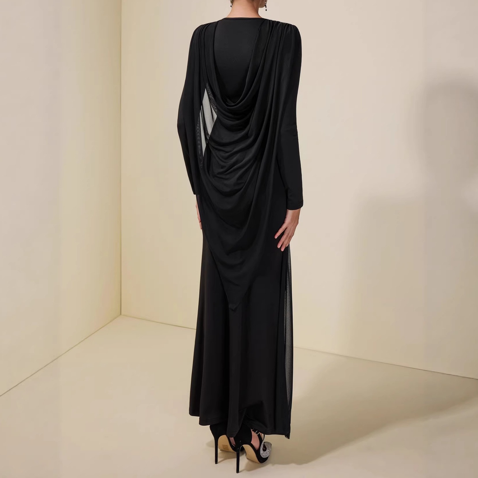 New irregular pure black form-fitting dress with elegant style