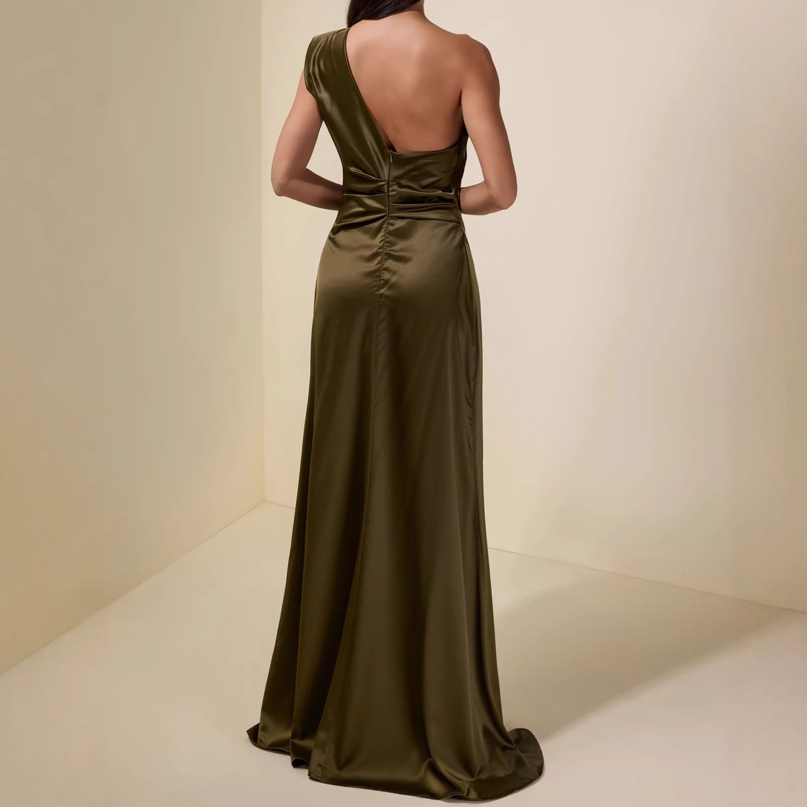 New style elegant side-opening pleated green dress with graceful back exposure and high-end length.