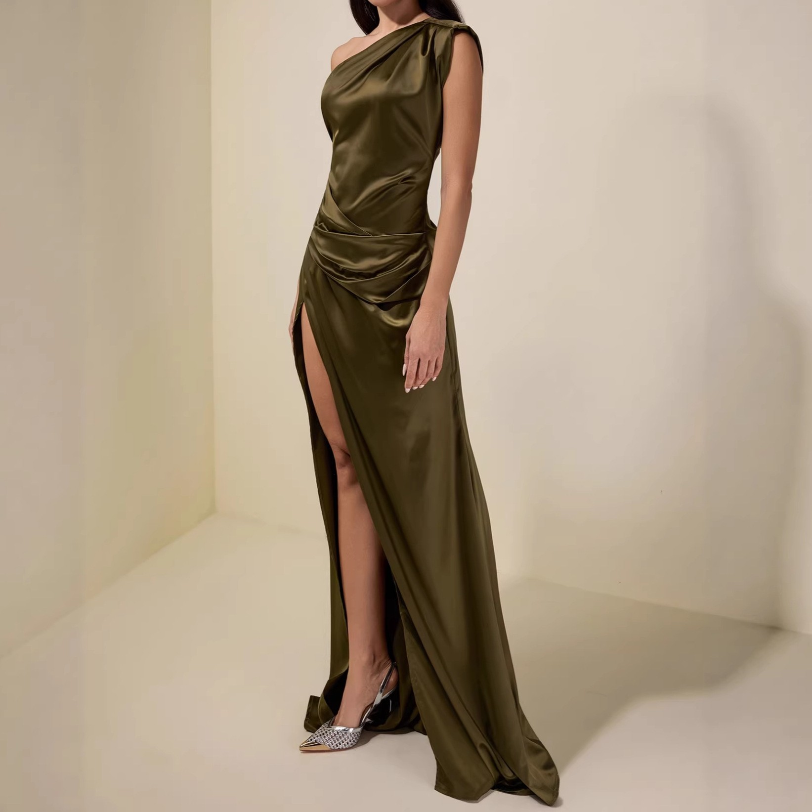 New style elegant side-opening pleated green dress with graceful back exposure and high-end length.
