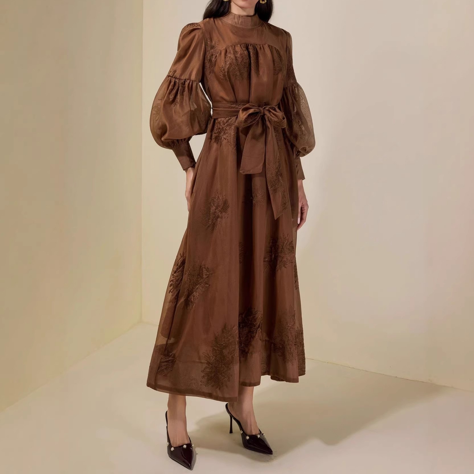 Round-neck, frilly-sleeved, fitted and seamless dress with a waistline, exuding elegance and slimming effect