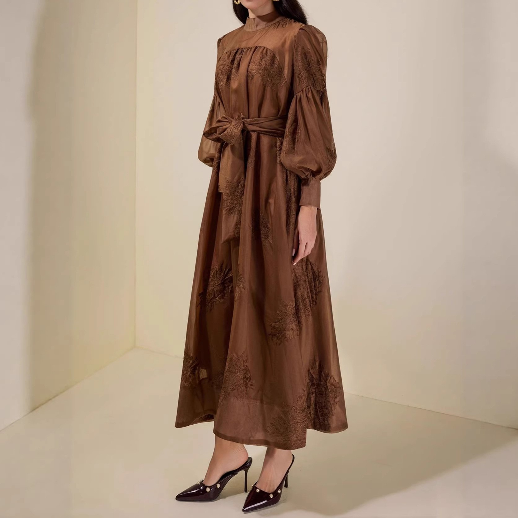 Round-neck, frilly-sleeved, fitted and seamless dress with a waistline, exuding elegance and slimming effect