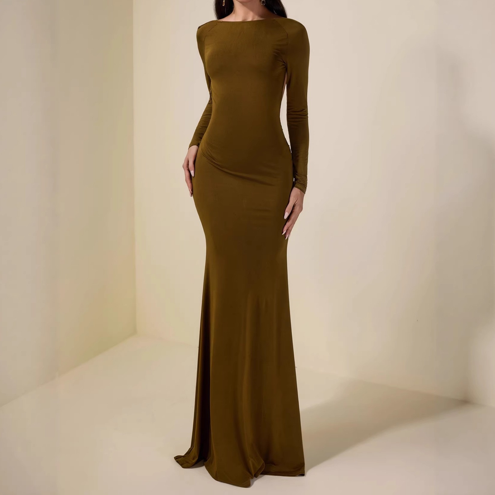 Long-sleeved backless sexy figure-hugging pleated sexy and simple dress